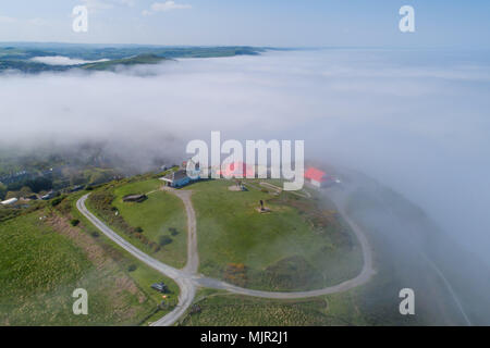 Pays de Galles Aberystwyth UK, dimanche 06 mai 2018 UK Weather : Comme la plupart du reste de l'UK baigne dans un bain de soleil, la Banque peut la mer de brouillard s'abattant sur Constitution Hill à Aberystwyth, sur la côte de la mer d'Irlande pf West Wales, garder les températures beaucoup plus frais des températures dans le sud-est de la France devrait atteindre plus de 26ºC, briser le record pour ce début du printemps bank holiday weekend (vue aérienne prise par l'opérateur de drone sous licence CAA) Photo © Keith Morris / Alamy Live News Banque D'Images