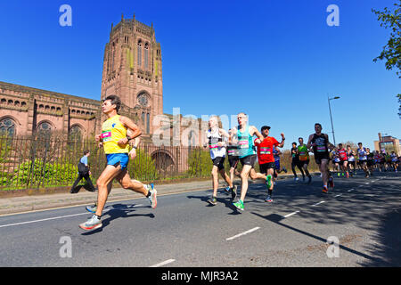 Liverpool, Royaume-Uni. 6 mai, 2018. Porteur de prendre part à l'assemblée annuelle du printemps de Liverpool10k exécuté sur un week-end ensoleillé au-delà de la cathédrale anglicane de Liverpool. Credit : Ken biggs/Alamy Live News. Banque D'Images