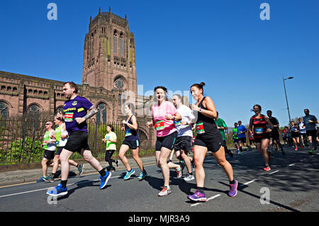 Liverpool, Royaume-Uni. 6 mai, 2018. Porteur de prendre part à l'assemblée annuelle du printemps de Liverpool10k exécuté sur un week-end ensoleillé au-delà de la cathédrale anglicane de Liverpool. Credit : Ken biggs/Alamy Live News. Banque D'Images