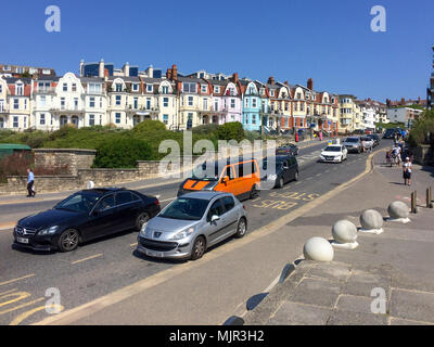 Boscombe, Bournemouth, Dorset, Royaume-Uni, 6th mai 2018, Météo : faites la queue pour le parking en bord de mer dans une vague de chaleur sur la côte sud sur ce qui pourrait être le week-end de vacances le plus chaud de Mayday sur les disques. Banque D'Images