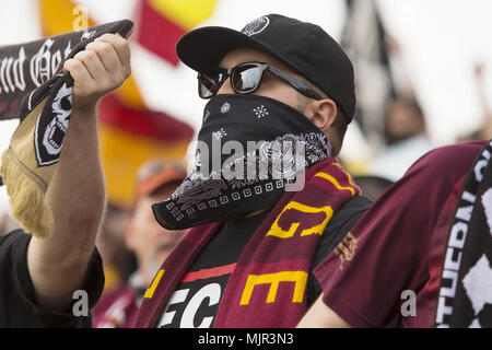 Hamtramck, au Michigan, aux États-Unis. 5 mai, 2018. FC Detroit s'amuser des fans avant le match entre Detroit et Harpos FC FC à Keyworth Stadium. Crédit : Scott/Mapes ZUMA Wire/Alamy Live News Banque D'Images