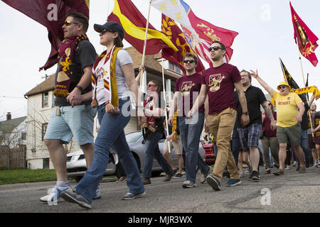 Hamtramck, au Michigan, aux États-Unis. 5 mai, 2018. FC Detroit fans mars à Keyworth stade afin de regarder le match de football entre Detroit et Harpos FC FC. Crédit : Scott/Mapes ZUMA Wire/Alamy Live News Banque D'Images