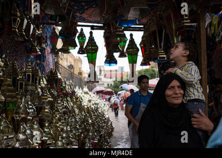 Le Caire, Égypte. Le 05 mai, 2018. Un enfant porté par sa grand-mère ressemble à traditionnel Ramadan 'lanternes Fanous' sur l'affichage pour la vente à un marché de rue, devant le saint mois de jeûne du Ramadan, au Caire, Égypte, 05 mai 2018. Le Ramadan est le neuvième et plus saint mois du calendrier islamique dans lequel les musulmans du monde entier s'abstenir de manger, boire et fumer de l'aube au crépuscule. Credit : Gehad Hamdy/dpa/Alamy Live News Banque D'Images