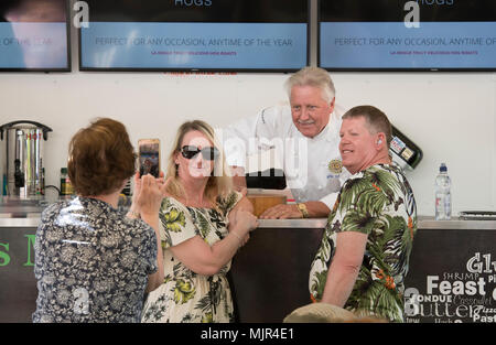 Ely, Royaume-Uni, 6 mai 2018. Le célèbre chef Brian Turner démontrant des plats de son nouveau livre à l'Ely Nourriture et boissons 2018 Festival Crédit : Jason Marsh/Alamy Live News Banque D'Images