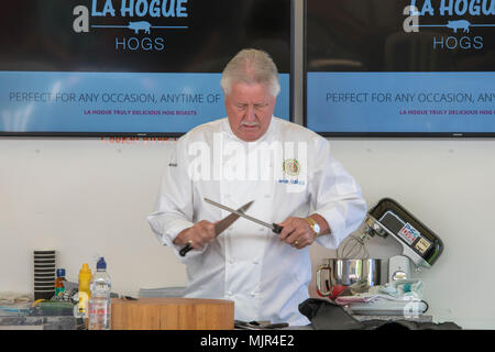 Ely, Royaume-Uni, 6 mai 2018. Le célèbre chef Brian Turner démontrant des plats de son nouveau livre à l'Ely Nourriture et boissons 2018 Festival Crédit : Jason Marsh/Alamy Live News Banque D'Images
