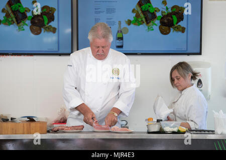 Ely, Royaume-Uni, 6 mai 2018. Le célèbre chef Brian Turner démontrant des plats de son nouveau livre à l'Ely Nourriture et boissons 2018 Festival Crédit : Jason Marsh/Alamy Live News Banque D'Images