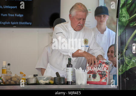 Ely, Royaume-Uni, 6 mai 2018. Le célèbre chef Brian Turner démontrant des plats de son nouveau livre à l'Ely Nourriture et boissons 2018 Festival Crédit : Jason Marsh/Alamy Live News Banque D'Images