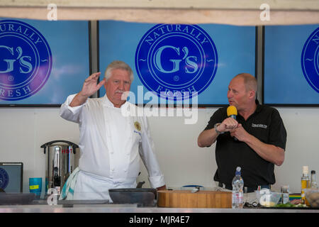 Ely, Royaume-Uni, 6 mai 2018. Le célèbre chef Brian Turner démontrant des plats de son nouveau livre à l'Ely Nourriture et boissons 2018 Festival Crédit : Jason Marsh/Alamy Live News Banque D'Images