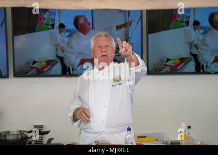 Ely, Royaume-Uni, 6 mai 2018. Le célèbre chef Brian Turner démontrant des plats de son nouveau livre à l'Ely Nourriture et boissons 2018 Festival Crédit : Jason Marsh/Alamy Live News Banque D'Images