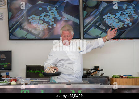 Ely, Royaume-Uni, 6 mai 2018. Le célèbre chef Brian Turner démontrant des plats de son nouveau livre à l'Ely Nourriture et boissons 2018 Festival Crédit : Jason Marsh/Alamy Live News Banque D'Images