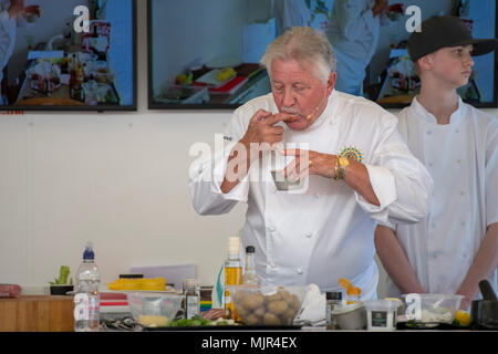 Ely, Royaume-Uni, 6 mai 2018. Le célèbre chef Brian Turner démontrant des plats de son nouveau livre à l'Ely Nourriture et boissons 2018 Festival Crédit : Jason Marsh/Alamy Live News Banque D'Images