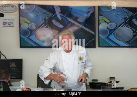 Ely, Royaume-Uni, 6 mai 2018. Le célèbre chef Brian Turner démontrant des plats de son nouveau livre à l'Ely Nourriture et boissons 2018 Festival Crédit : Jason Marsh/Alamy Live News Banque D'Images