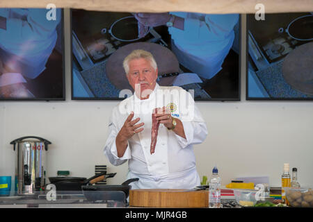 Ely, Royaume-Uni, 6 mai 2018. Le célèbre chef Brian Turner démontrant des plats de son nouveau livre à l'Ely Nourriture et boissons 2018 Festival Crédit : Jason Marsh/Alamy Live News Banque D'Images
