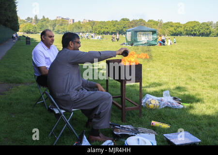 Londres, Royaume-Uni. 6 mai, 2018. Les gens profiter d'un barbecue au charbon de bois dans la région de Wimbledon Park sur une maison de banque Crédit : dimanche amer ghazzal/Alamy Live News Banque D'Images