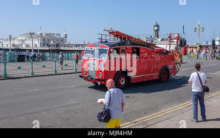 Brighton UK 6 mai 2018 - un vieux camion de pompiers arrive à Londres après avoir terminé l'Assemblée Londres à Brighton Run véhicule commercial historique qui a lieu tous les 1er dimanche de mai Photo prise par Simon Dack Crédit : Simon Dack/Alamy Live News Banque D'Images