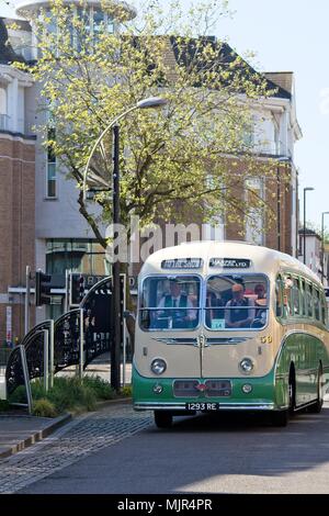 Crawley, Royaume-Uni. 6 mai, 2018. Un 1959 GUY Entraîneur arabe arrive à Crawley High Street. Crawley's High Street à condition que le point d'arrêt à mi-chemin pour les participants à la 57e véhicule commercial historique de Londres à Brighton en 2018. Crédit : N Le Pape - Editorial/Alamy Live News. Banque D'Images