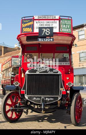 Crawley, Royaume-Uni. 6 mai, 2018. Crawley's High Street à condition que le point d'arrêt à mi-chemin pour les participants à la 57e véhicule commercial historique de Londres à Brighton en 2018. Crédit : N Le Pape - Editorial/Alamy Live News. Banque D'Images