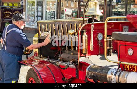 Crawley, Royaume-Uni. 6 mai, 2018. Un John Morris 1912 Belsize Fire Appliance reçoit un rapide polonais. Crawley's High Street à condition que le point d'arrêt à mi-chemin pour les participants à la 57e véhicule commercial historique de Londres à Brighton en 2018. Crédit : N Le Pape - Editorial/Alamy Live News. Banque D'Images