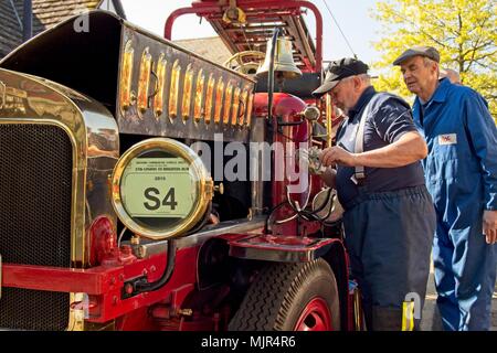 Crawley, Royaume-Uni. 6 mai, 2018. Un John Morris 1912 Belsize Fire Appliance. Crawley's High Street à condition que le point d'arrêt à mi-chemin pour les participants à la 57e véhicule commercial historique de Londres à Brighton en 2018. Crédit : N Le Pape - Editorial/Alamy Live News. Banque D'Images