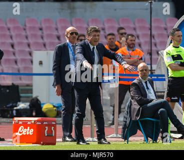 Coach de Torino Walter Mazzarri gestes au cours de la serie d'un match de football entre SSC Napoli et Torino au stade San Paolo. Banque D'Images