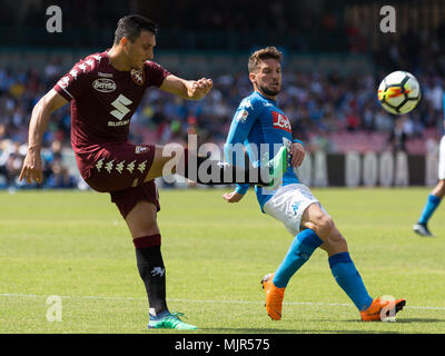 Dries Mertens (R) de la SSC Napoli en action au cours de la série d'un match de football entre SSC Napoli et Torino FC au stade San Paolo. Banque D'Images