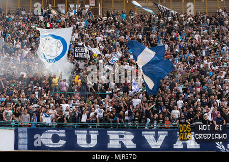 Les partisans du SSC Napoli en action au cours de la série d'un match de football entre SSC Napoli et Torino au stade San Paolo. Banque D'Images