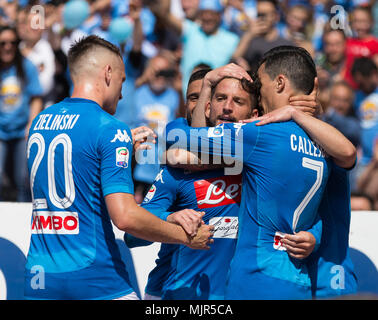 Naples, Campanie, Italie. 6 mai, 2018. L'équipe de SSC Napoli célèbre après avoir marqué au cours de la série d'un match de football entre SSC Napoli et Torino FC au stade San Paolo. Vicinanza/crédit : Ernesto SOPA Images/ZUMA/Alamy Fil Live News Banque D'Images