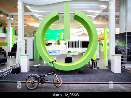 22 avril 2018, l'Allemagne, Hanovre : un symbole de l'énergie verte à l'Schneider Electric stand à la "Hannover Messe" (Foire de Hanovre). Photo : afp/Hauke-Christian Dittrich Banque D'Images