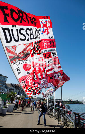 Düsseldorf, Allemagne. 6 mai 2018. Fans de football club Fortuna Düsseldorf vague immense drapeaux alors qu'ils célèbrent la promotion de la Bundesliga. Photo : 51Nord/Alamy Live News Banque D'Images