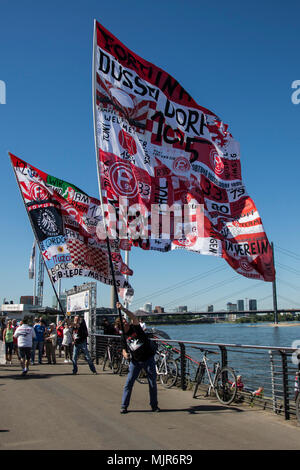 Düsseldorf, Allemagne. 6 mai 2018. Fans de football club Fortuna Düsseldorf vague immense drapeaux alors qu'ils célèbrent la promotion de la Bundesliga. Photo : 51Nord/Alamy Live News Banque D'Images