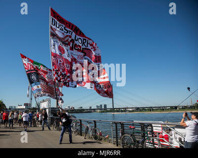 Düsseldorf, Allemagne. 6 mai 2018. Fans de football club Fortuna Düsseldorf vague immense drapeaux alors qu'ils célèbrent la promotion de la Bundesliga. Photo : 51Nord/Alamy Live News Banque D'Images