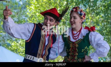 London UK 06 mai 2018 Le plus grand Festival polonais au Royaume-Uni chaque année, tenue à Potters Fields Park par le Tower Bridge. Apporter un goût de Pologne à London's South Bank Festival familial Londres introduire les résidents et les visiteurs à la musique polonaise contemporaine et traditionnelle, les arts et la cuisine. Le festival combine une variété d'attractions pour enfants et adultes, y compris la peinture du visage, bulle géant spectacles, danses nationales polonaises et des concerts y compris d'éminents musiciens polonais.@Paul Quezada-Neiman/Alamy Live News Banque D'Images