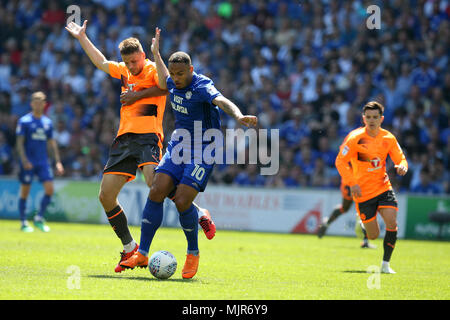 Cardiff, Royaume-Uni, 6 mai 2018. Kenneth Zohore de Cardiff City et Joey Van Den Berg de lecture (l) en action.EFL Skybet match de championnat, Cardiff City v lecture à la Cardiff City Stadium le dimanche 6 mai 2018. Ce droit ne peut être utilisé qu'à des fins rédactionnelles. Usage éditorial uniquement, licence requise pour un usage commercial. Aucune utilisation de pari, de jeux ou d'un seul club/ligue/dvd publications. Photos par Andrew Andrew/Verger Verger la photographie de sport/Alamy live news Banque D'Images