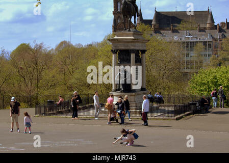 Glasgow, Écosse, Royaume-Uni le 6 mai. UK : Météo : temps d'été ensoleillé atteint enfin la ville pour le week-end férié. Les habitants et les touristes de profiter du soleil dans le parc Kelvingrove peluche dans le West end de la ville. Gérard Ferry/Alamy news Banque D'Images