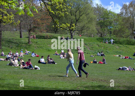 Glasgow, Écosse, Royaume-Uni le 6 mai. UK : Météo : temps d'été ensoleillé atteint enfin la ville pour le week-end férié. Les habitants et les touristes de profiter du soleil dans le parc Kelvingrove peluche dans le West end de la ville. Gérard Ferry/Alamy news Banque D'Images