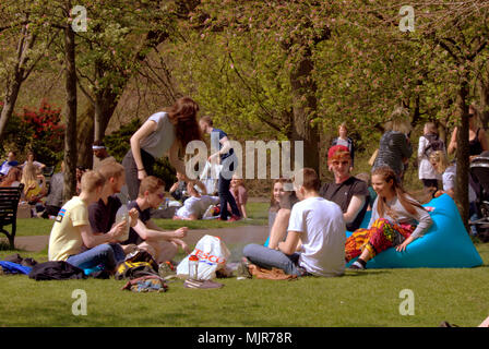 Glasgow, Écosse, Royaume-Uni le 6 mai. UK : Météo : temps d'été ensoleillé atteint enfin la ville pour le week-end férié. Les habitants et les touristes de profiter du soleil dans le parc Kelvingrove peluche dans le West end de la ville. Gérard Ferry/Alamy news Banque D'Images