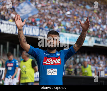 Naples, Campanie, Italie. 6 mai, 2018. Lorenzo Insigne du SSC Napoli salue les fans après le match entre SSC Napoli et Torino au stade San Paolo. Vicinanza/crédit : Ernesto SOPA Images/ZUMA/Alamy Fil Live News Banque D'Images