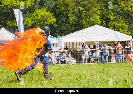 Marais Netley, Hampshire, Royaume-Uni. 6 mai 2018. Le premier jour, de l'événement de deux jours, Hampshire Game & Country Fair attire les foules par une chaude journée ensoleillée. Stannage Stunt International Display Team frisson les foules comme cascadeur tourne autour de l'arène en feu. Credit : Carolyn Jenkins/Alamy Live News Banque D'Images