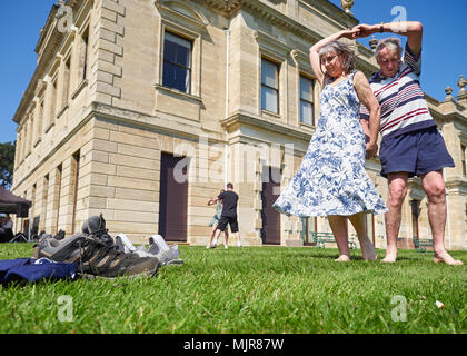 Doncaster, Royaume-Uni. 06 mai, 2018. Les visiteurs de Brodsworth Hall profiter de la vague de la banque tandis que les couples lancer leurs chaussures de danse et musique de big band. Credit : Andy Ellis/Alamy Live News Banque D'Images