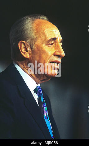 Washington DC, USA, le 12 décembre 1995, Shimon Peres, vice-premier ministre d'Israël illustré s'adressant à la Commission des relations internationales de la Chambre nous déjeuner. Avant il avait adressé une session conjointe du Congrès plus tôt dans la journée. Banque D'Images