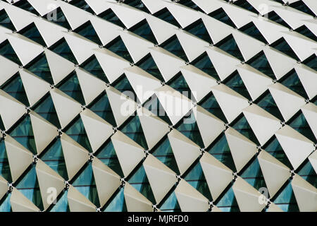 Close up image montrant le détail de la toiture d'un bâtiment montrant les fenêtres et panneaux triangulaires dans un motif Banque D'Images