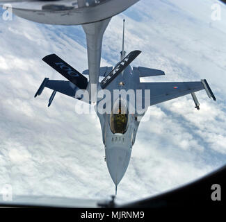 Un Royal Netherlands Air Force F-16 se prépare à recevoir le carburant de l'US Air Force un KC-135 Stratotanker pendant une transformation en mission de formation, le 21 mars 2018, plus les Pays-Bas. Le F-16 a volé en formation avec U.S. Air Force F-15C Eagle de la 142e Escadre de chasse, Portland, Oregon, opérant à partir de la Base Aérienne de Leeuwarden, Pays-Bas, dans le cadre d'un théâtre à la sécurité, à l'appui de l'opération Atlantic résoudre. Forces armées et les civils afficher courage courage dévouement engagement et le sacrifice Banque D'Images