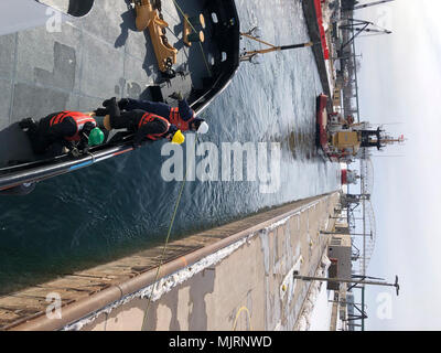 U.S. Coast Guard Cutter Mackinaw quitte le Soo Locks l'avant de navire de la Garde côtière canadienne Samuel Risley et U.S. Coast Guard Cutter Morro Bay première coupe des pistes dans la partie supérieure de la rivière Sainte-Marie dans le cadre du Spring Breakout. Le premier maître de Walter Rekstis (à gauche), un maître de manœuvre stationnés à bord du Morro Bay, donne les commandes à la plate-forme de travail tendant Morro Bay dans la serrure. Forces armées et les civils afficher courage courage dévouement engagement et le sacrifice Banque D'Images