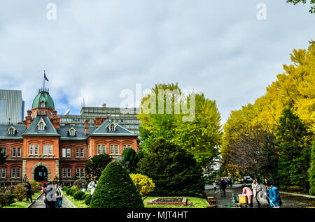 Sapporo l'ancien Hôtel de Ville, au cours de l'automne. Les arbres entourant le bâtiment changer dans la couleur de l'automne et de donner ce fameux hotspot touristique une belle apparence. Banque D'Images