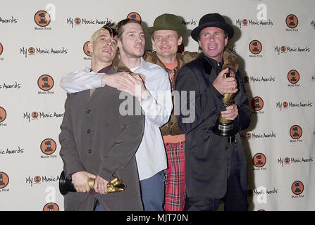 30 Nov 2000, Los Angeles, Californie, USA --- légende originale : Los Angeles, Californie : Mon VH-1 Awards (le 1er), s'est tenue au Shrine Auditorium à Los Angeles. (Plus d'information à VH-1.com). --- ' Tsuni / USA 'Red Hot Chili Peppers Red Hot Chili Peppers enquête tsuni@Gamma-USA.com Banque D'Images