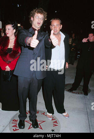 26 Mar 2000, Los Angeles, Californie, USA --- Matt Stone et Trey Parker le pouce vers le haut --- ' Tsuni / USA 'Stone Trey Parker et Matt Stone et Trey Parker enquête tsuni@Gamma-USA.com Banque D'Images