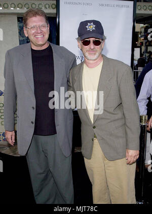 18 juil 2000, Los Angeles, Californie, USA --- Robert Zemeckis et Steven Spielberg au 'What Lies Beneath' premiere. 7/18/00-Los Angeles, CA --- ' Tsuni / USA 'Robert Zemeckis et Steven Spielberg, Robert Zemeckis et Steven Spielberg enquête tsuni@Gamma-USA.com Banque D'Images