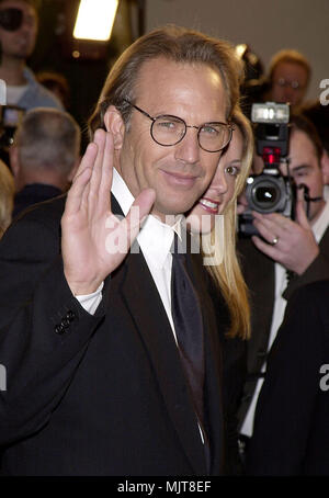 Déc 19, 2000 ; Los Angeles, CA, USA ; treize jours 1ere (le film de Kevin Costner) s'est tenue au Westwood Village de Los Angeles.Kevin Costner.02.jpgCostner.Kevin.02 cas à Hollywood Life - Californie, Red Carpet Event, Vertical, USA, Cinéma, Célébrités, photographie, Bestof, Arts, Culture et divertissement, Célébrités Topix fashion / du tapis rouge-1994-2000, une personne, Vertical, Best of, Hollywood la vie, événement dans la vie d'Hollywood, Californie - Tapis rouge et en backstage, USA, Cinéma, Célébrités, cinéma, télévision, Célébrités célébrités Musique, Photographie, Besto Banque D'Images