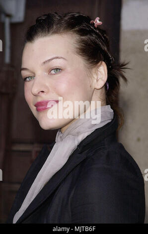 Nov 18, 2000 ; Los Angeles, CA, USA ; L'Oreal parrainer la recherche sur le cancer de l'ovaire du Fonds pour un super samedi A.L. Vente de garage dans la rue de New York sur le lot primordiale. Milla Jovovich..15.jpgJovovich.Milla.15 cas à Hollywood Life - Californie, Red Carpet Event, Vertical, USA, Cinéma, Célébrités, photographie, Bestof, Arts, Culture et divertissement, Célébrités Topix fashion / du tapis rouge-1994-2000, une personne, Vertical, Best of, Hollywood la vie, événement dans la vie d'Hollywood, Californie - Tapis rouge et en backstage, USA, Cinéma, Célébrités, cinéma, télévision cele Banque D'Images