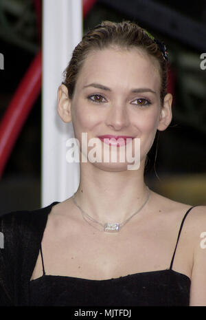 Jan 11, 2001 ; Los Angeles, CA, USA ; Anthony Hopkins main et pied imprimer cérémonie au Chinese Theatre à Hollywood/Los Angeles.Ryder Winona.03.JPGRyder.Winona.03 cas à Hollywood Life - Californie, Red Carpet Event, Vertical, USA, Cinéma, Célébrités, photographie, Bestof, Arts, Culture et divertissement, Célébrités Topix fashion / du tapis rouge-1994-2000, une personne, Vertical, Best of, Hollywood la vie, événement dans la vie d'Hollywood, Californie - Tapis rouge et en backstage, USA, Cinéma, Célébrités, cinéma, télévision, Célébrités célébrités Musique, Photographie, Besto Banque D'Images